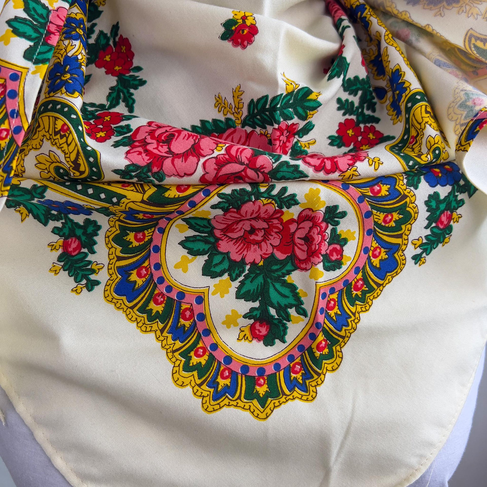 Pashmina folklórica portuguesa en beige