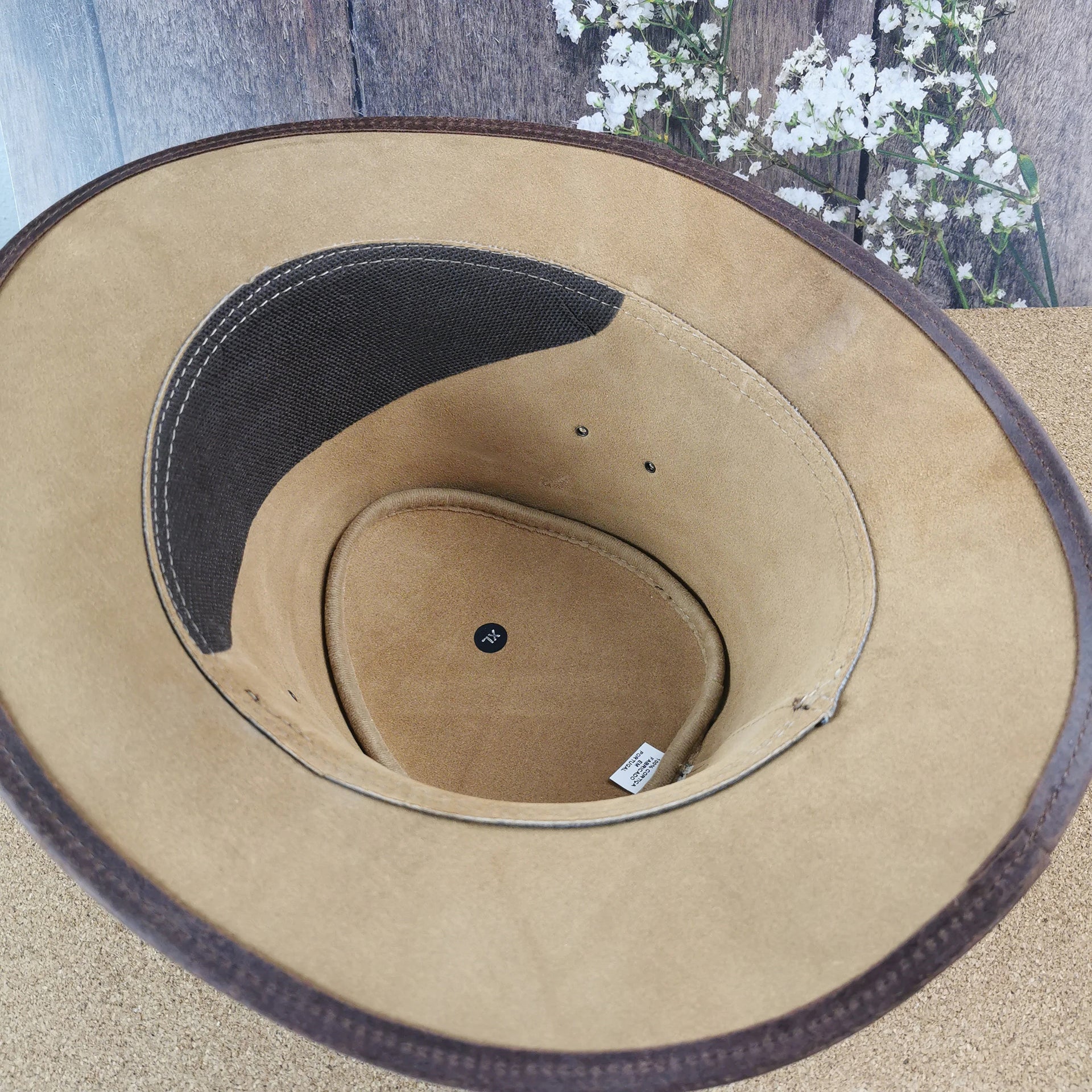 Sombrero de corcho marrón con encaje natural trenzado