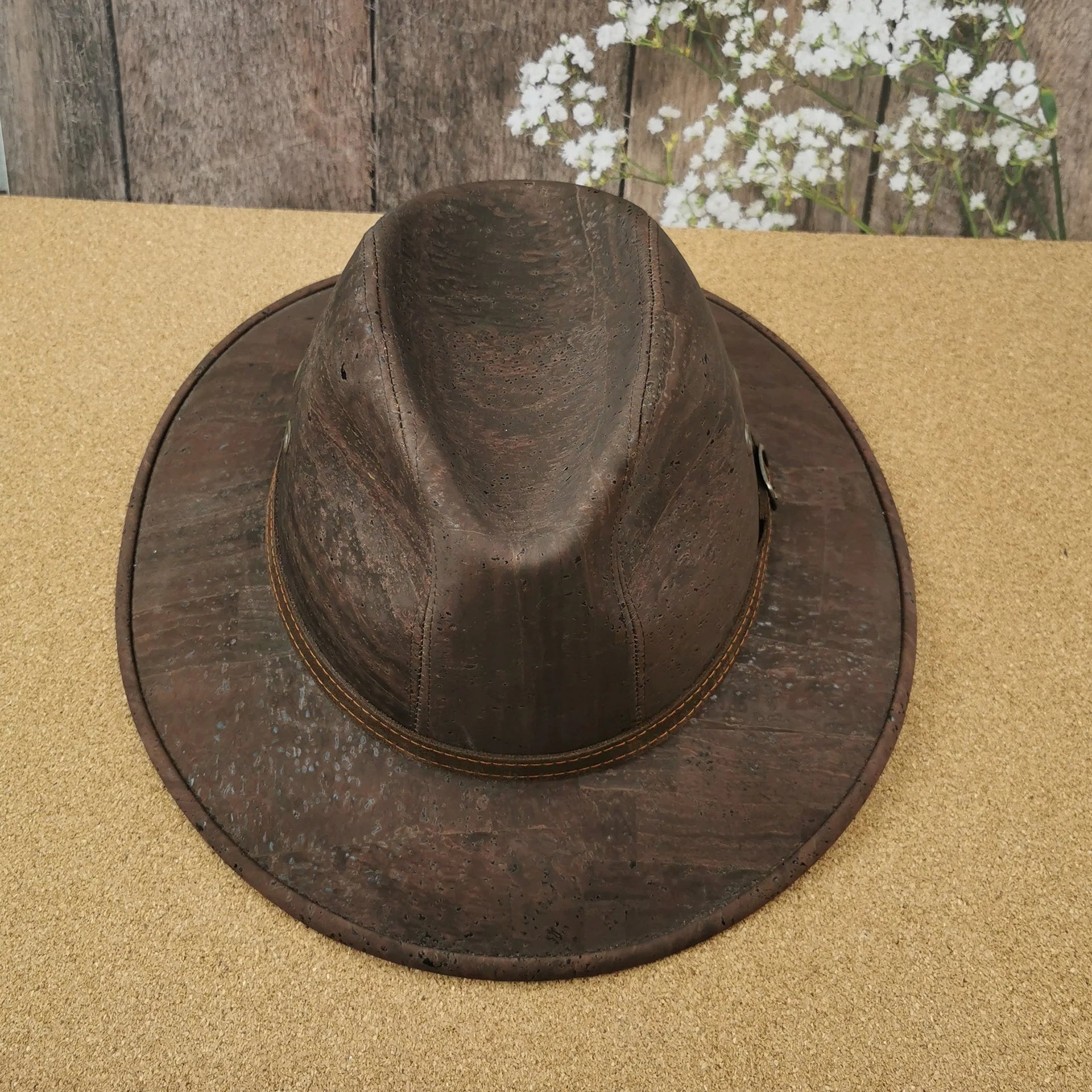 Sombrero de corcho marrón con cinturón natural