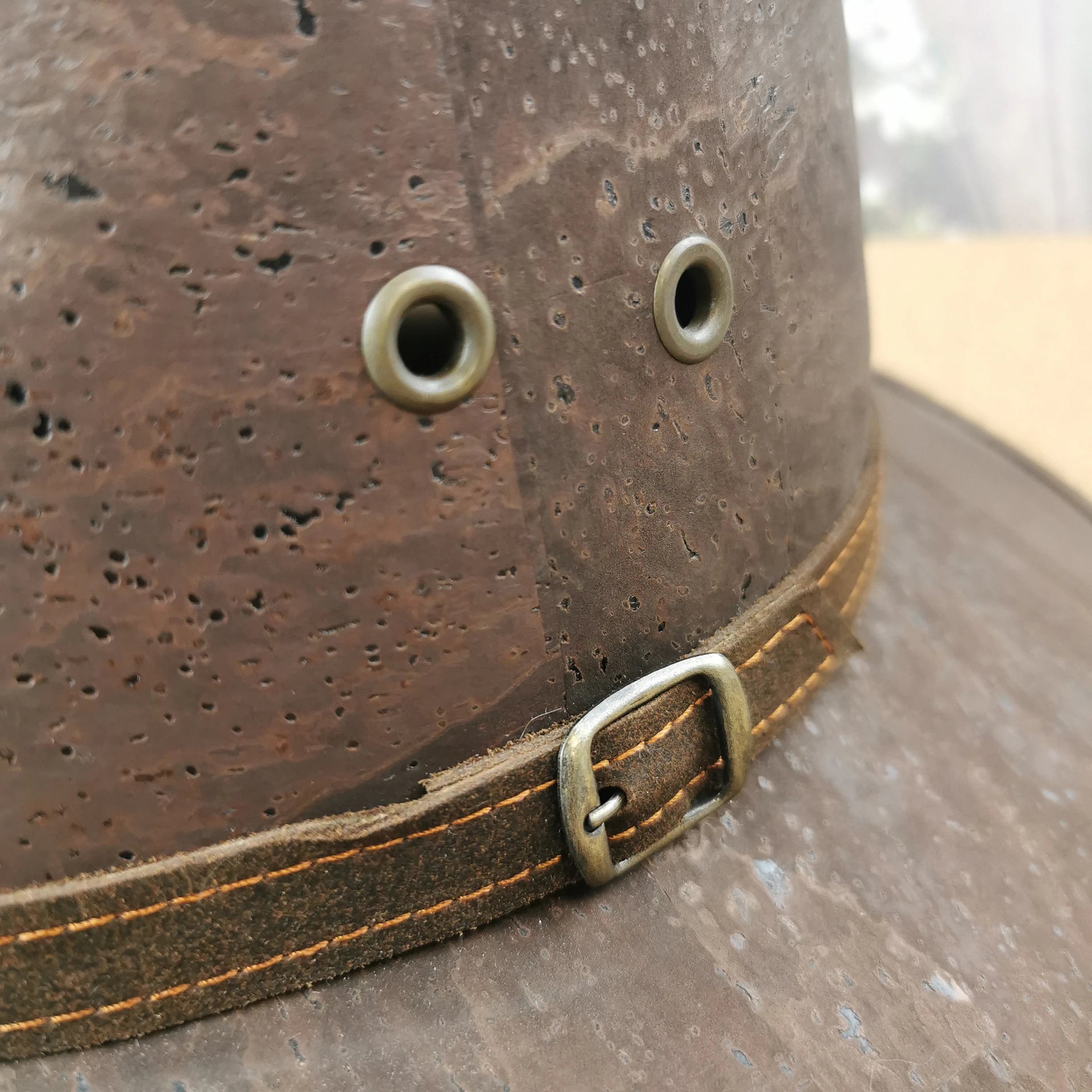 Sombrero de corcho marrón con cinturón natural