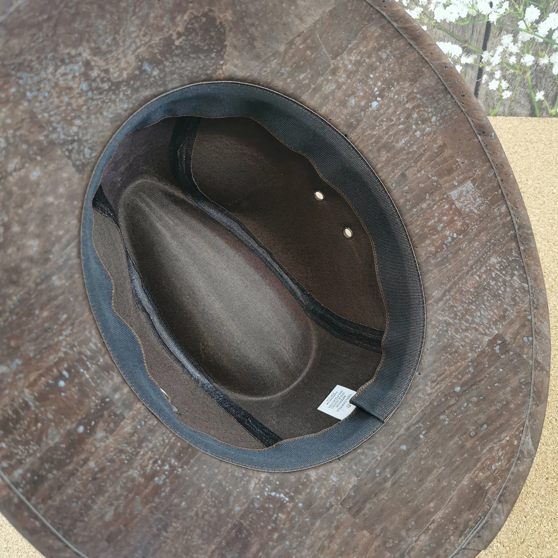 Sombrero de corcho marrón con cinturón natural