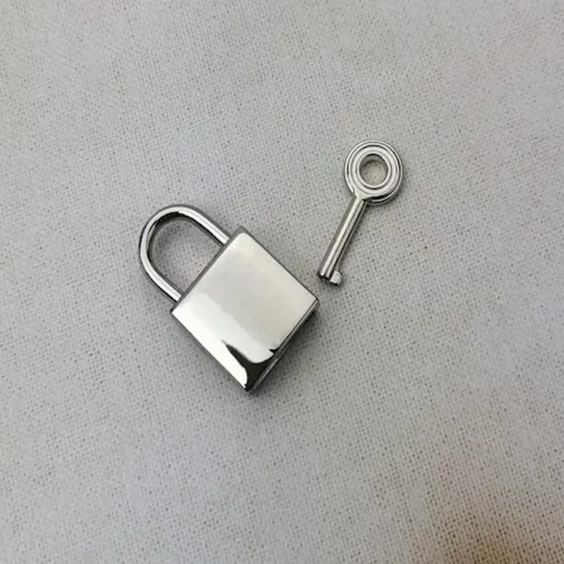 Silver padlock CM02