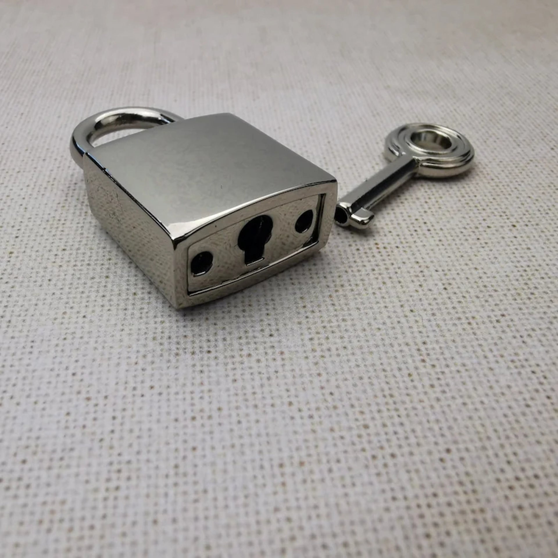 Silver padlock CM02