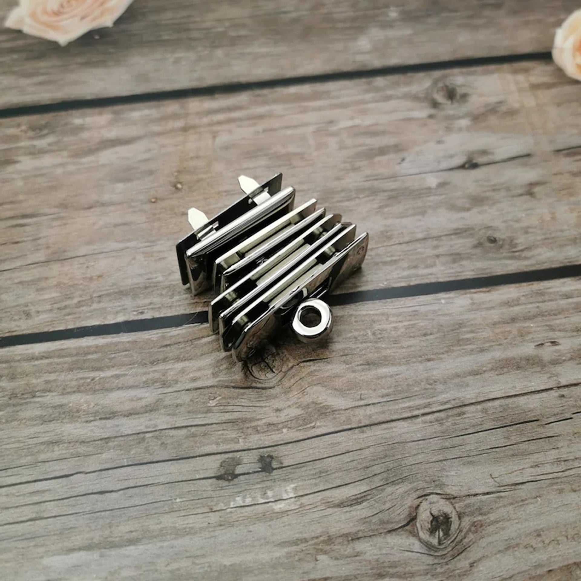 Silver clutch lock   FL06